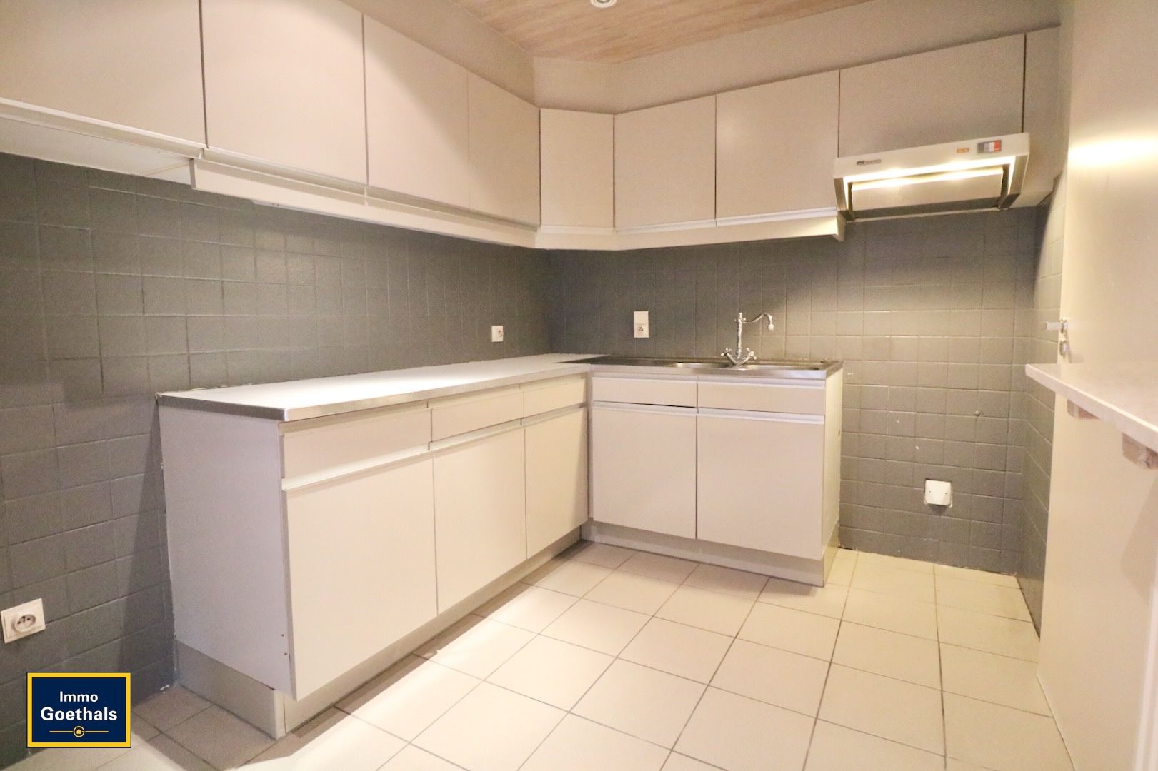 CENTRAAL GELEGEN APPARTEMENT MET GROOT TERRAS IN GARAGE. foto 9