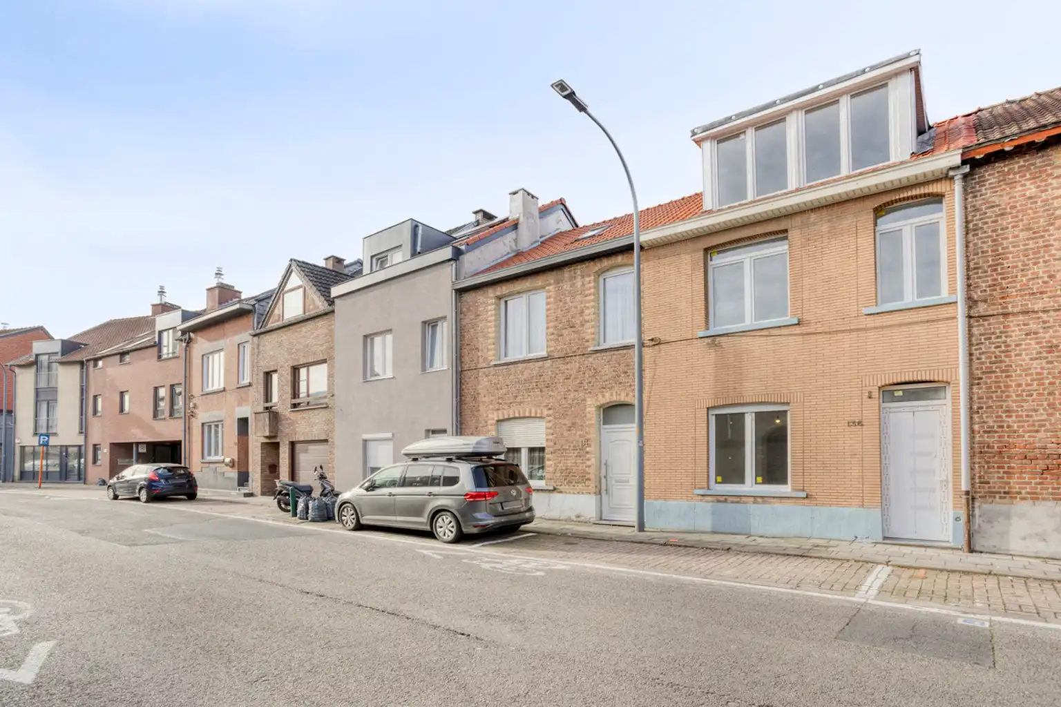 Volledig gerenoveerde gesloten bebouwing te Drogenbos foto {{pictureIndex}}