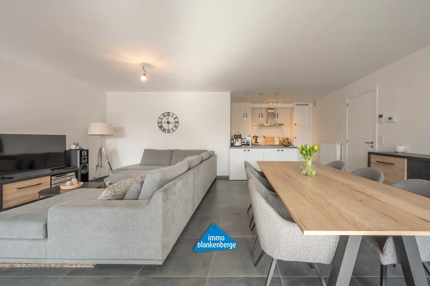 Instapklaar en verrassend ruim appartement met zonnig terras in het centrum van Beernem foto 12