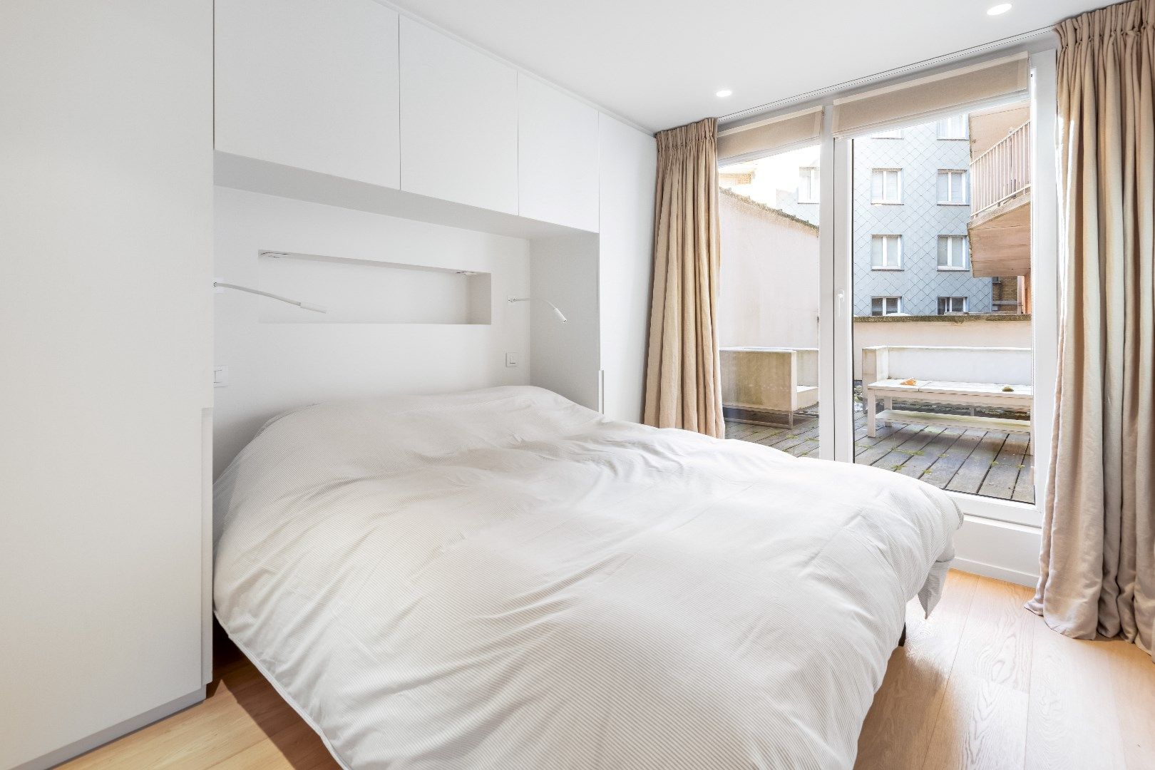 Zeer mooi vernieuwd 3-slaapkamer appartement met open zicht centraal gelegen op de Kustlaan in het Zoute. foto 11