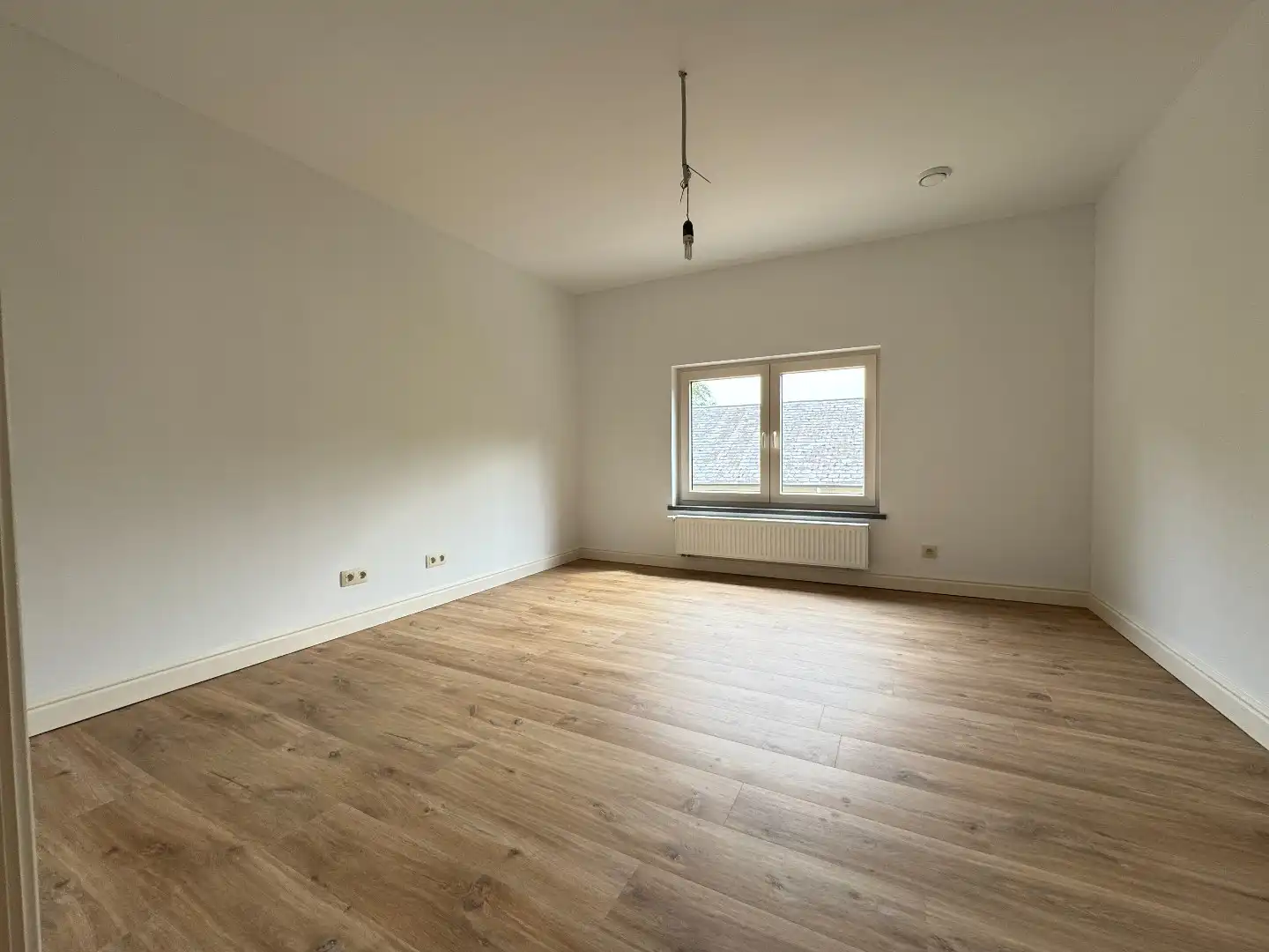 Een 4-gevelwoning met garage en  tuin foto 15