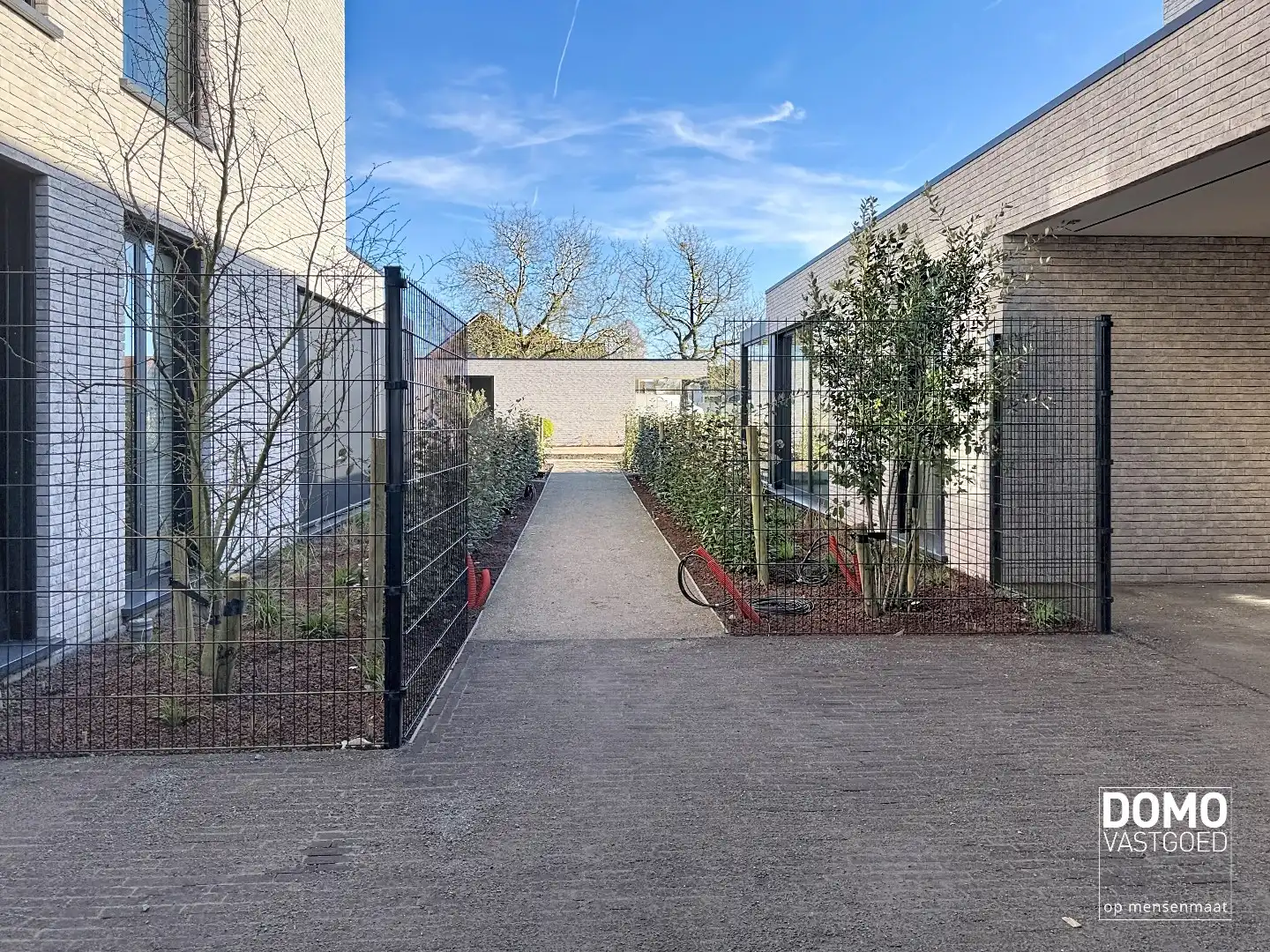 HOOGWAARDIG AFGEWERKT APPARTEMENT VAN 122,50 M² MET 2 SLAAPKAMERS, RUIM TERRAS EN PARKEERPLAATS TE CENTRUM TUILT foto {{pictureIndex}}