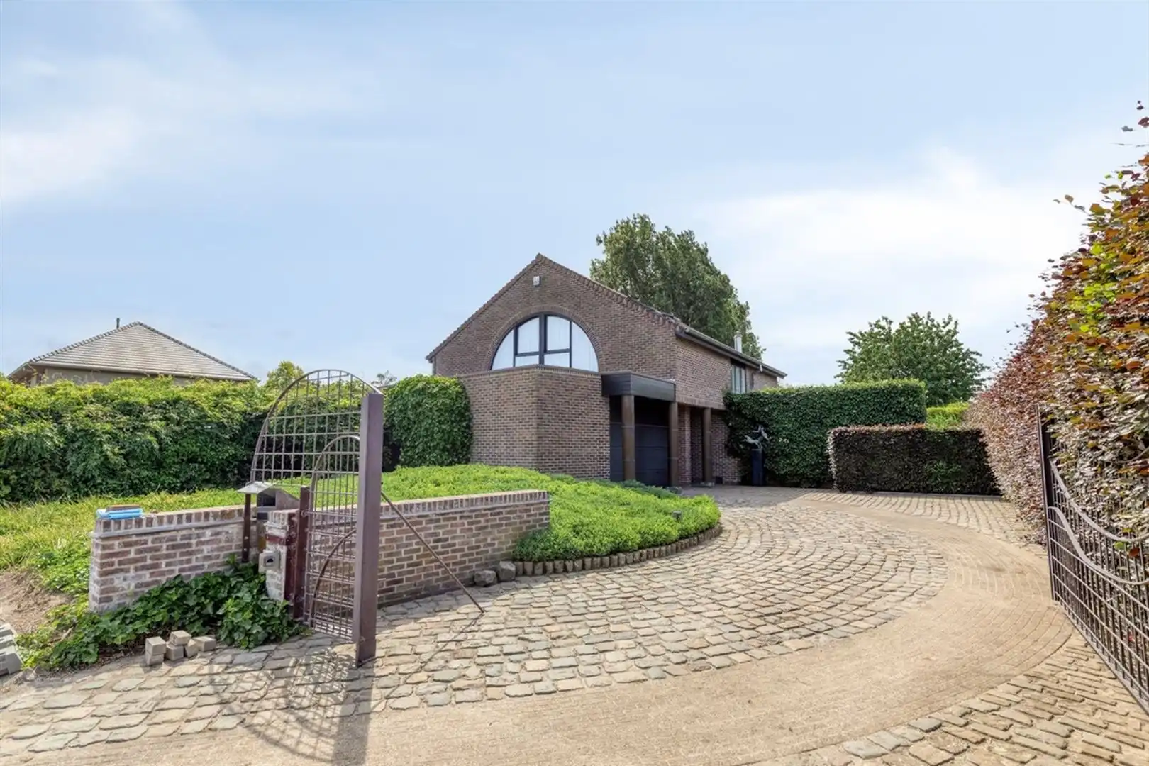 Goed onderhouden villa met prachtige tuin en adembenemende verzichten. foto {{pictureIndex}}
