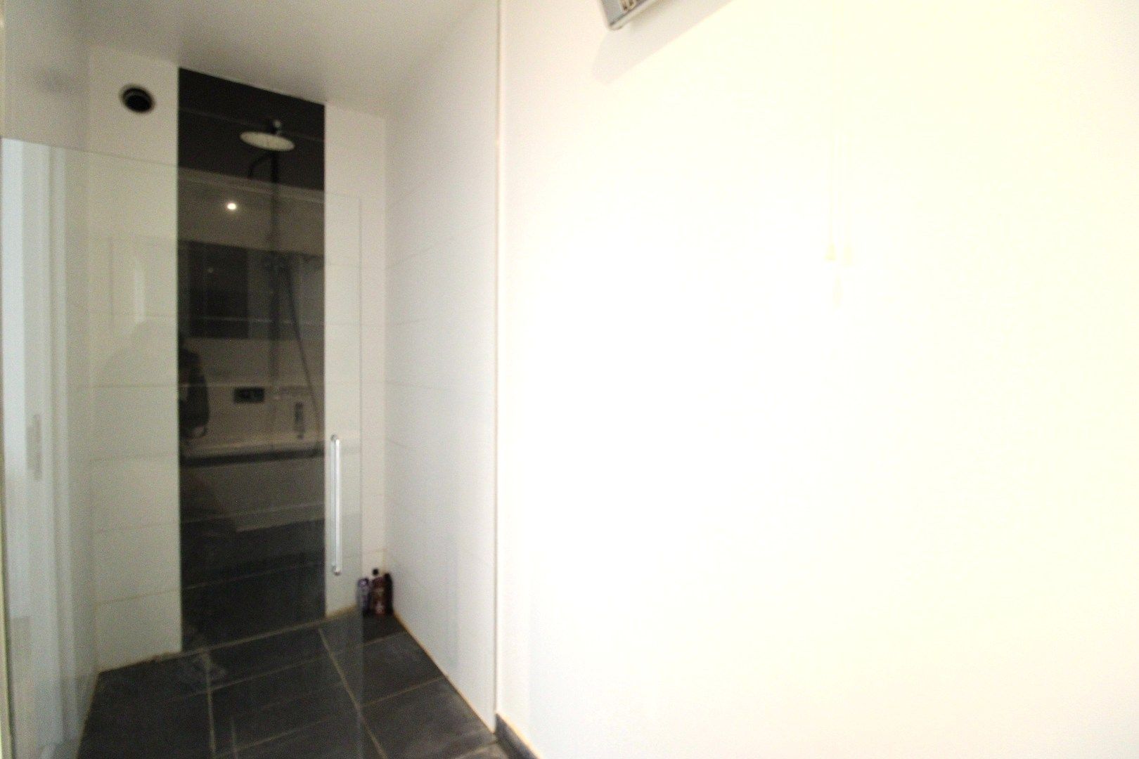 Volledig gerenoveerde woning met 3 slaapkamers en 2 badkamers! foto 10