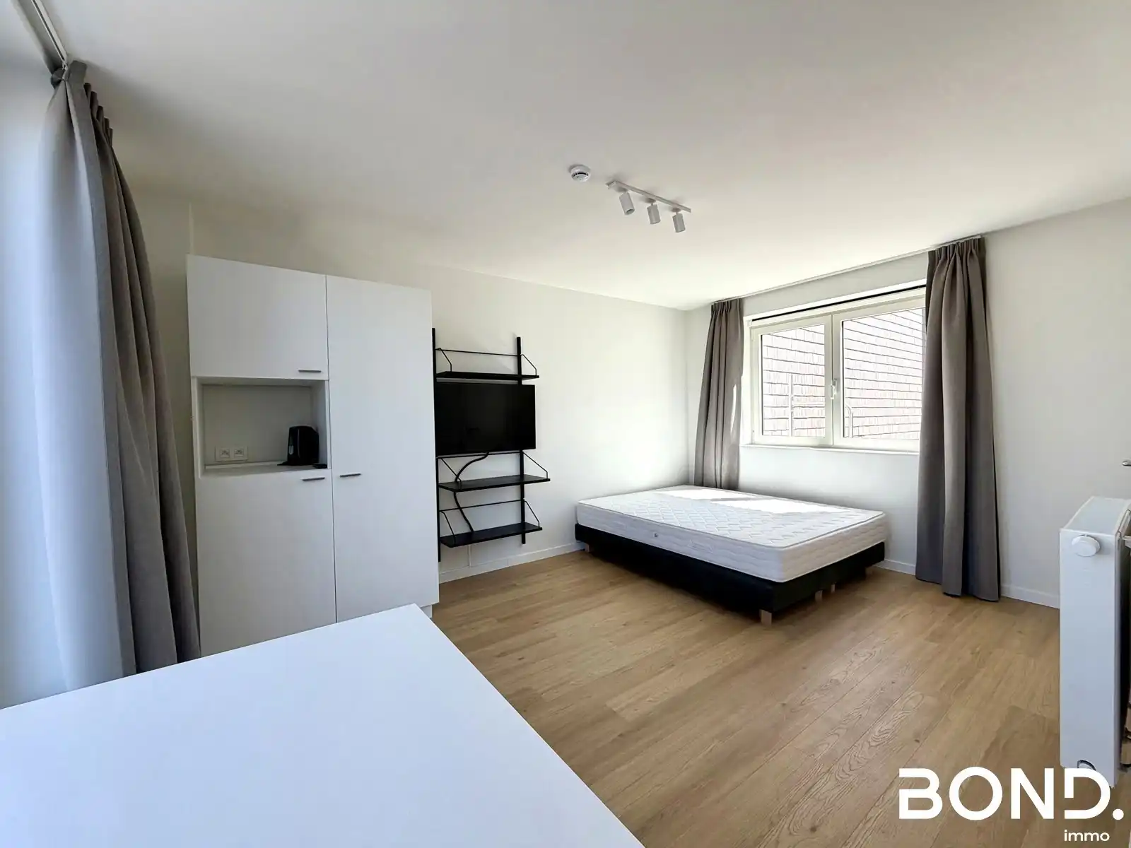 Grote studentenkamer met eigen sanitair en privéterras foto 3