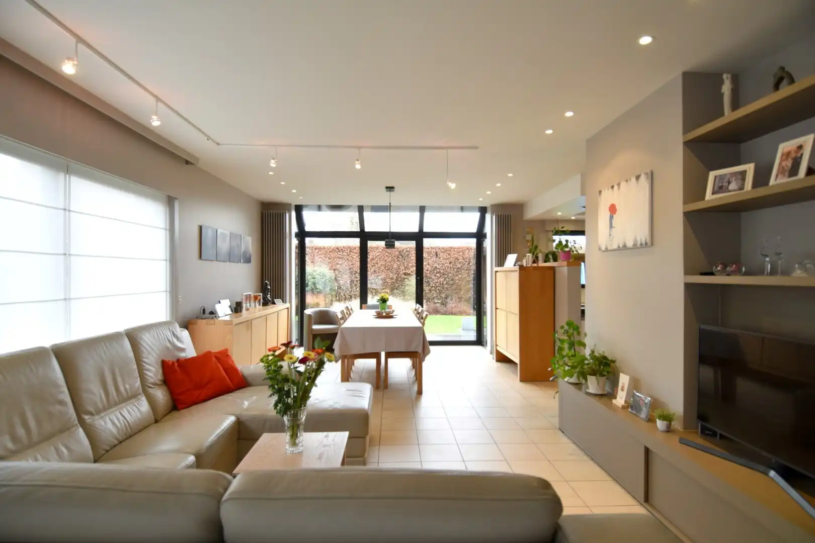 Alleenstaande woning met 4 slaapkamers en zonnige tuin te koop in residentiële buurt te Wevelgem foto 3