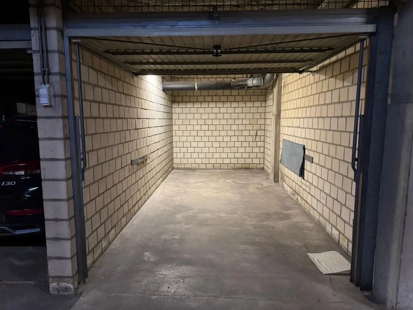 ONDERGRONDSE GARAGEBOX foto {{pictureIndex}}