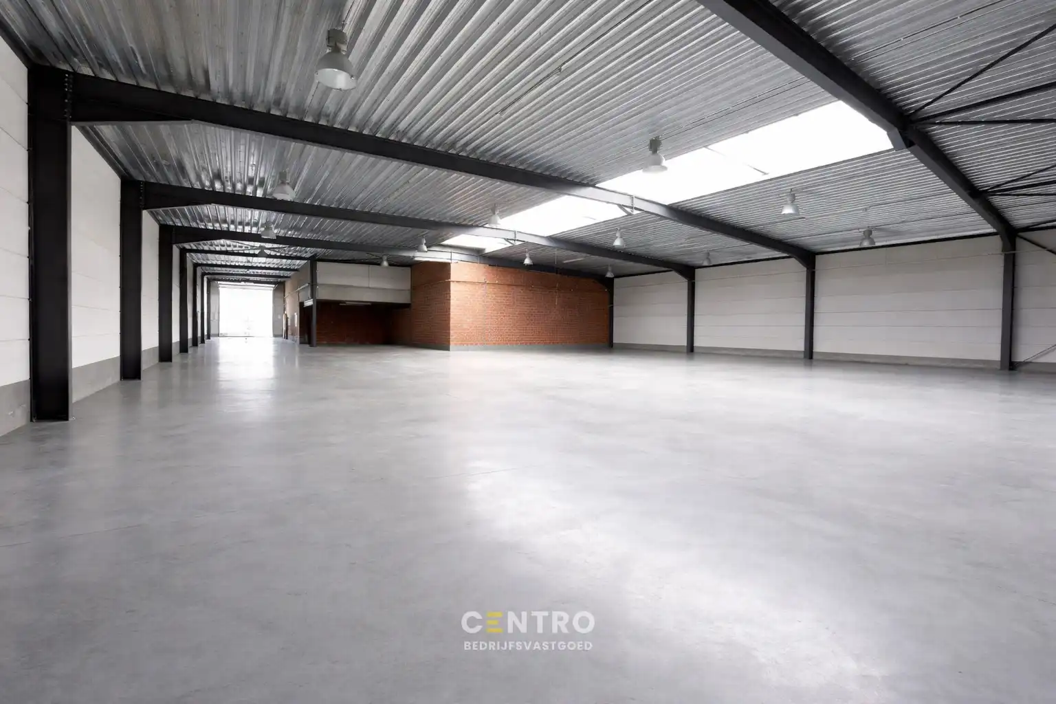 Instapklaar BEDRIJFSGEBOUW (bj. 2009) bestaande uit geïsoleerde MAGAZIJN, KANTOREN en een luxueus afgewerkte LOFT-APPARTEMENT op verdieping. Op bedrijventerrein "Oude Barriere" te Diksmuide. foto 3