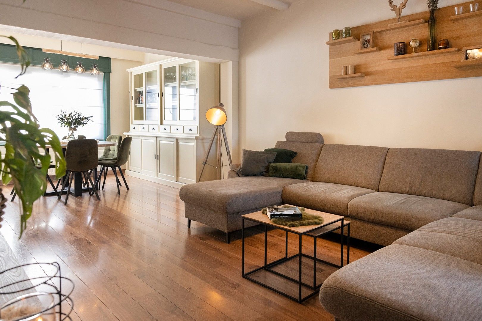 Ruime woning met 4 slpks, bureau en mogelijke praktijkruimte. foto {{pictureIndex}}