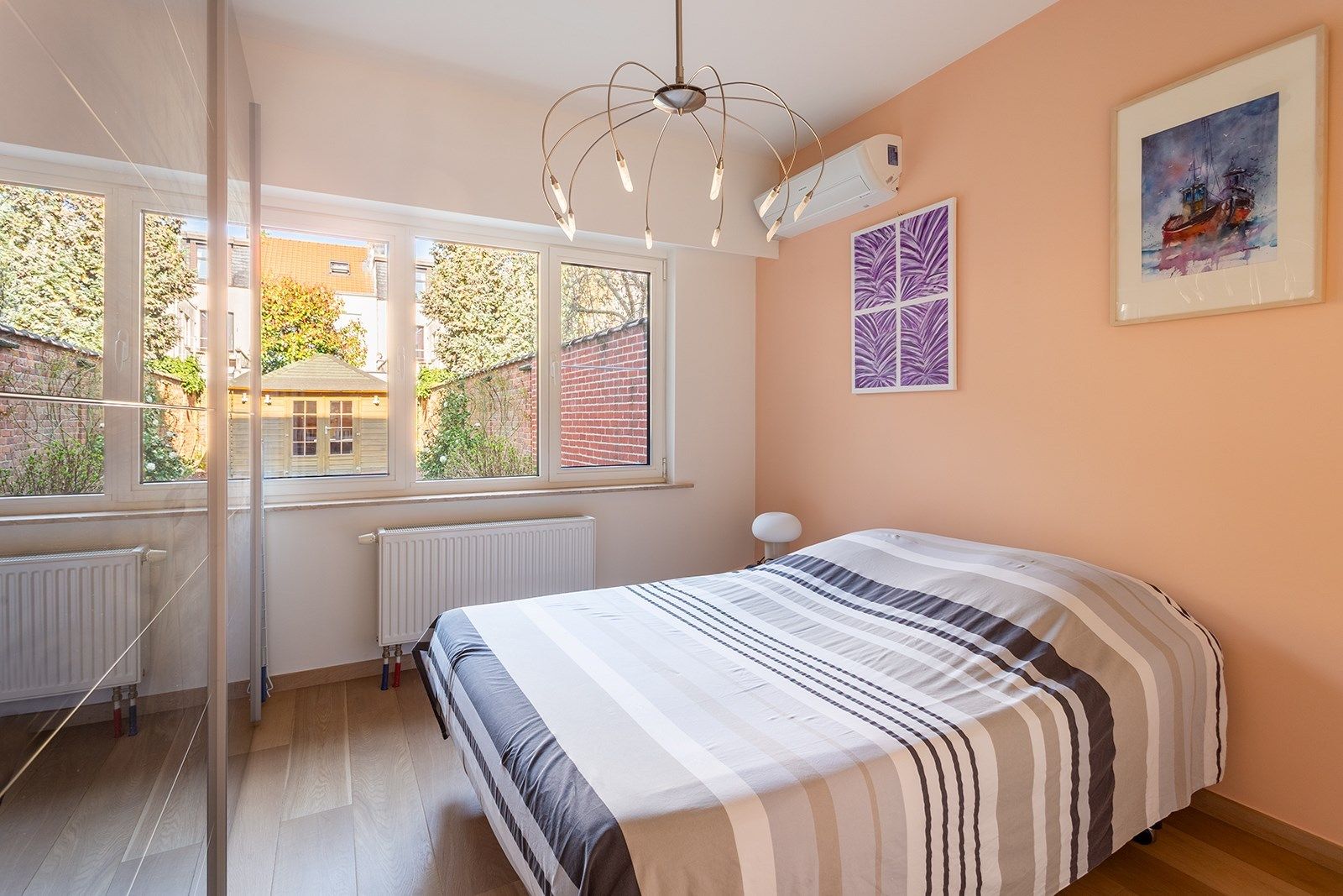 Gemeubeld luxueus 1-slaapkamerappartement met tuin foto 14