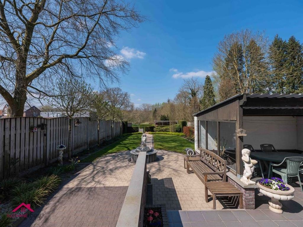 Half vrijstaande woning met garage foto 7