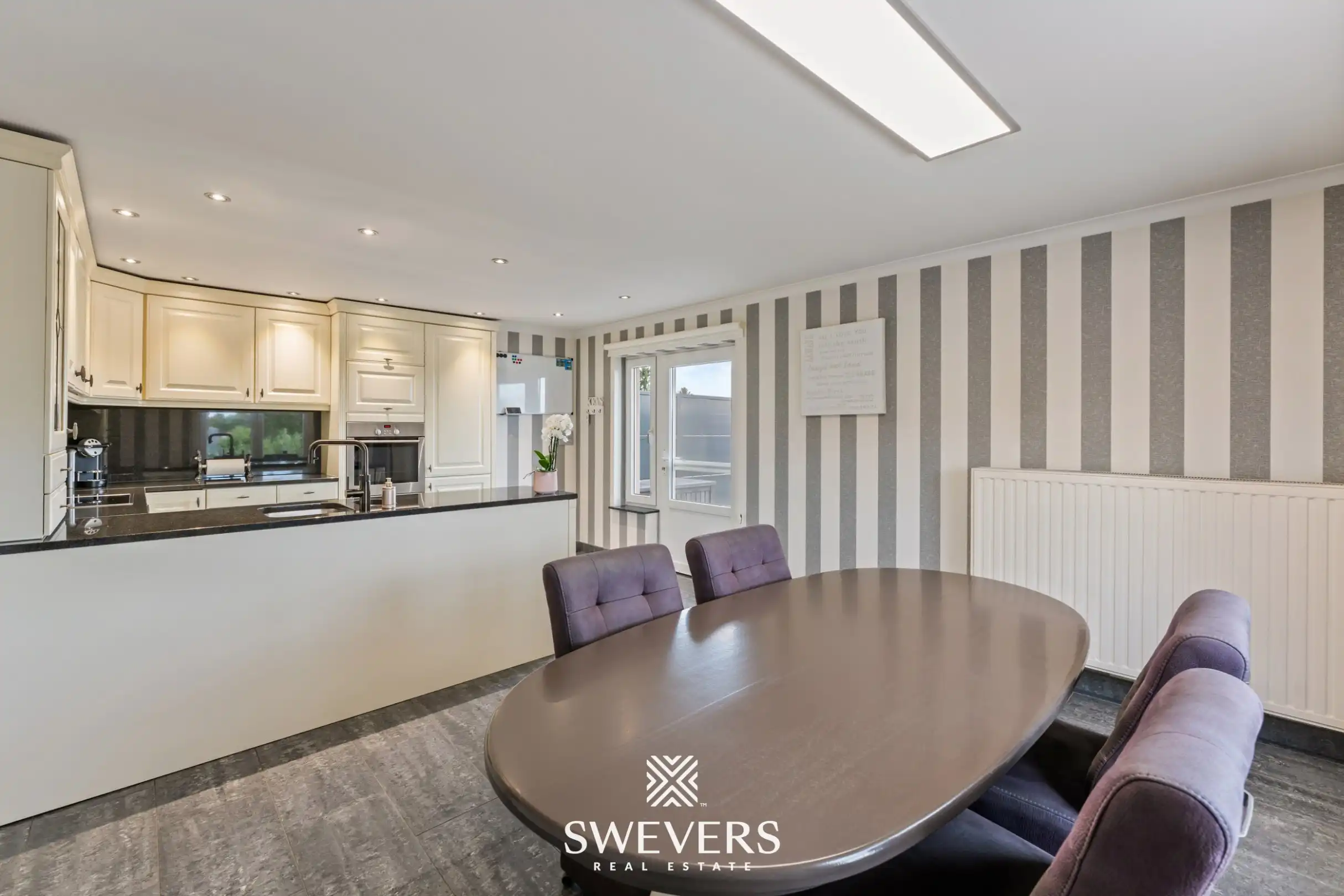 Royale kangoeroewoning met zwembad en dubbele garage foto 27