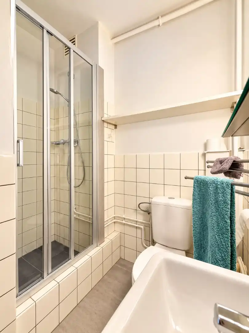 Ruime woning met vijf slaapkamers, grote garage en onderhoudsvriendelijke tuin foto 16