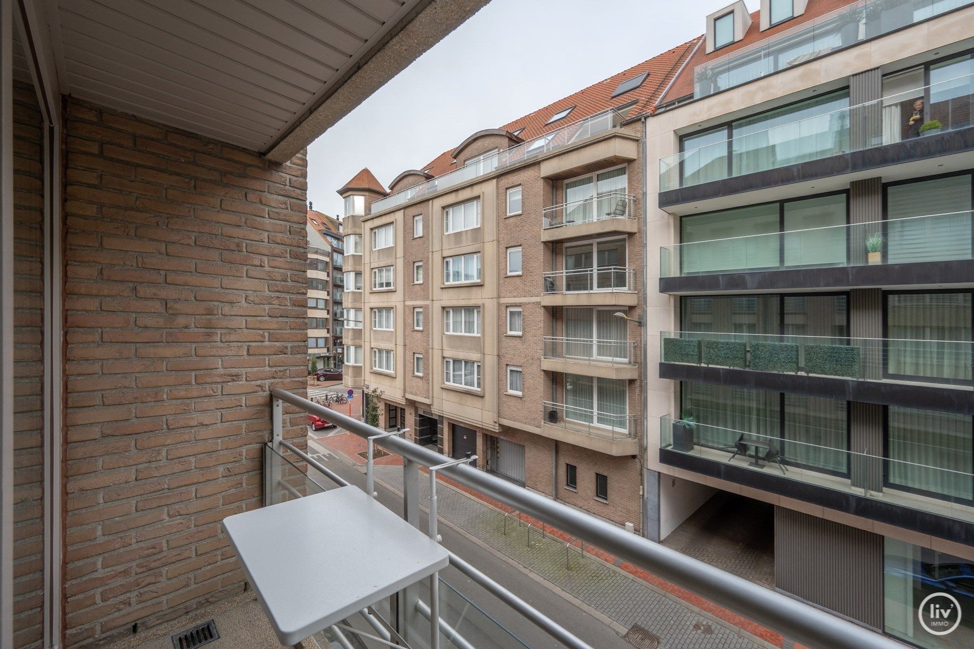 GEMEUBELD: Aangenaam 2 slaapkamerappartement met mooie gevelbreedte centraal gelegen vlakbij het Rubensplein te Knokke.  foto 6