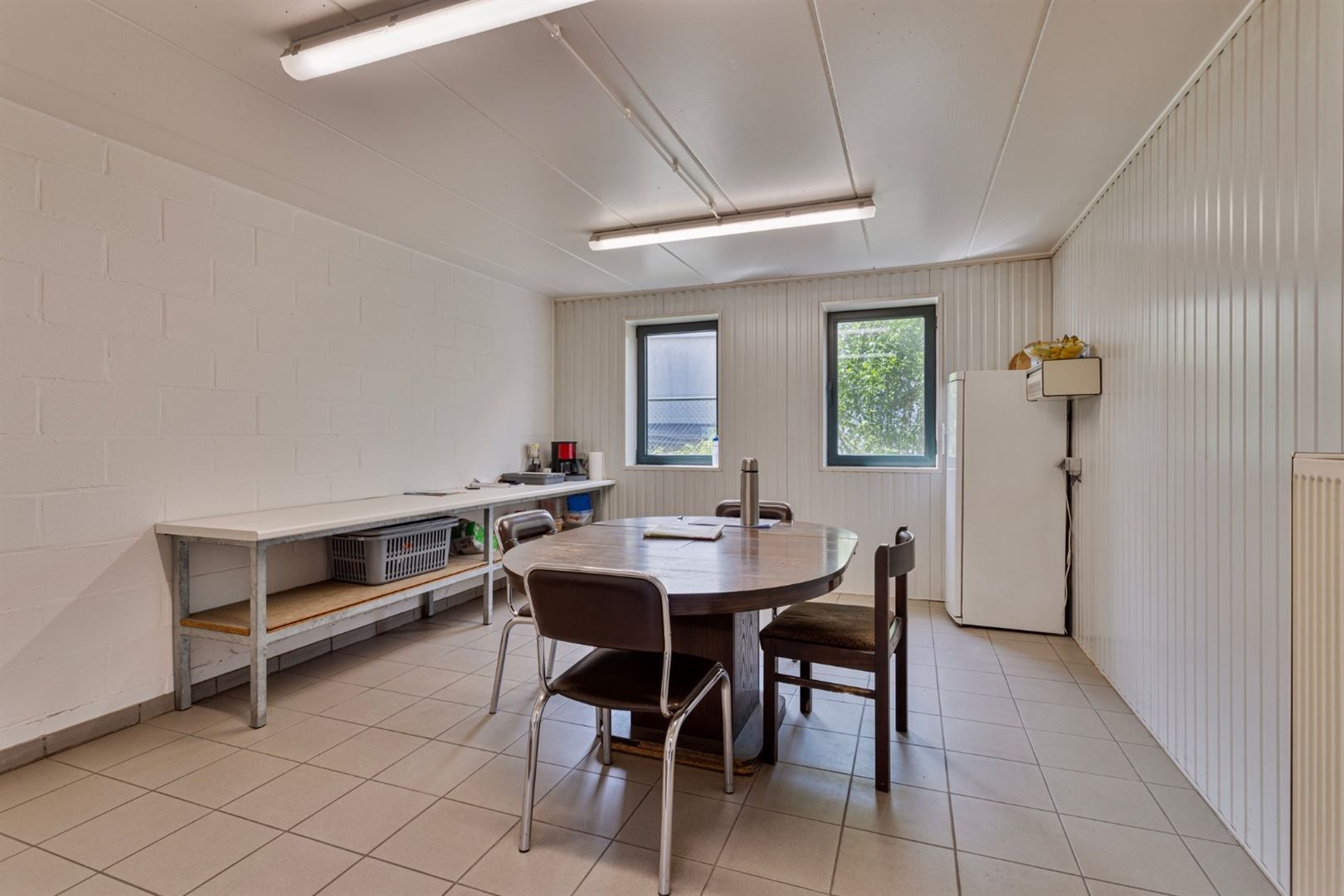 TE HUUR: modern industriegebouw (+/- 949m²) op een ruim perceel! foto 16