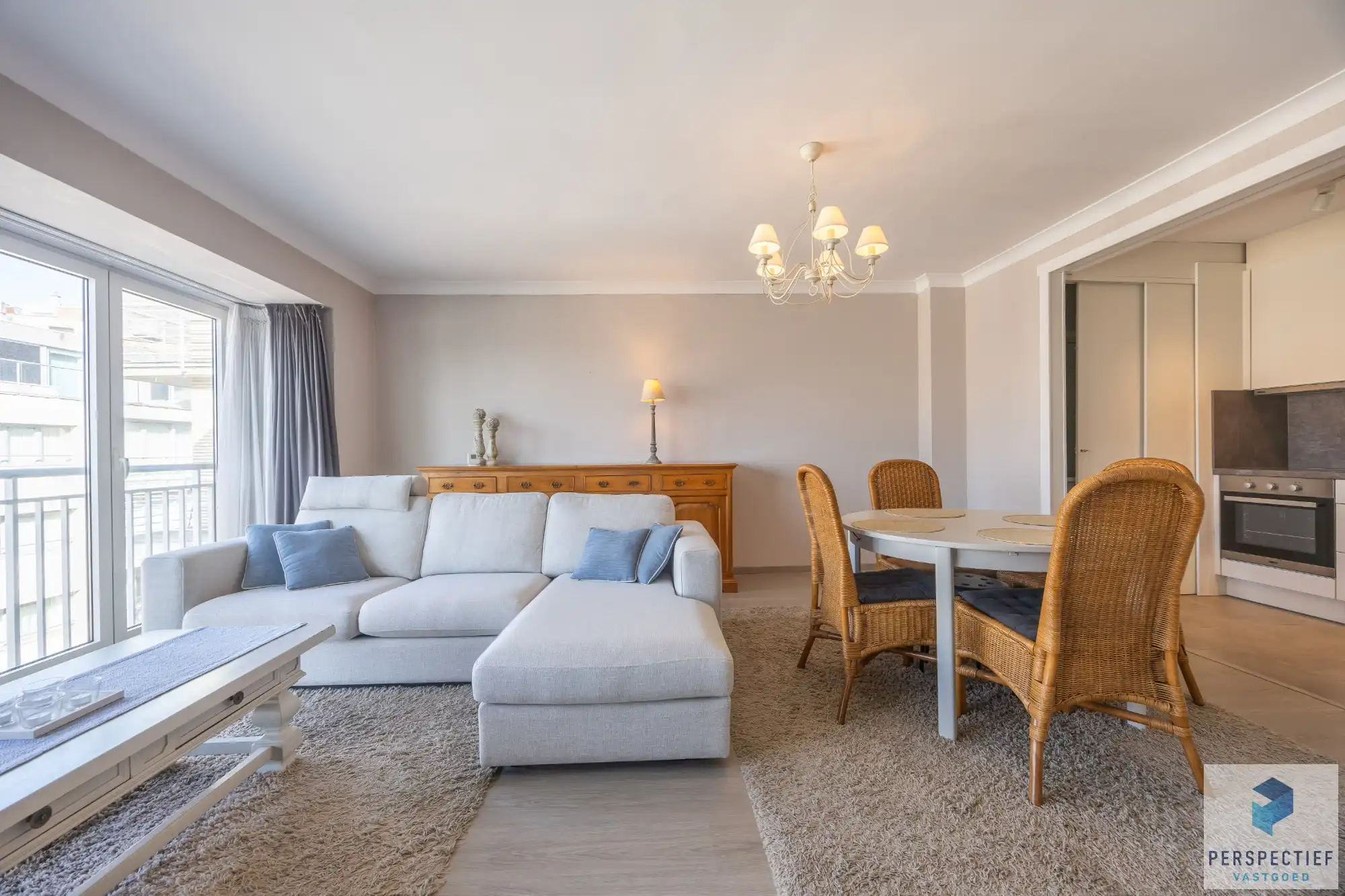 Goed gelegen ruim vernieuwd 2 slaapkamer appartement met terras en grote berging. foto 9