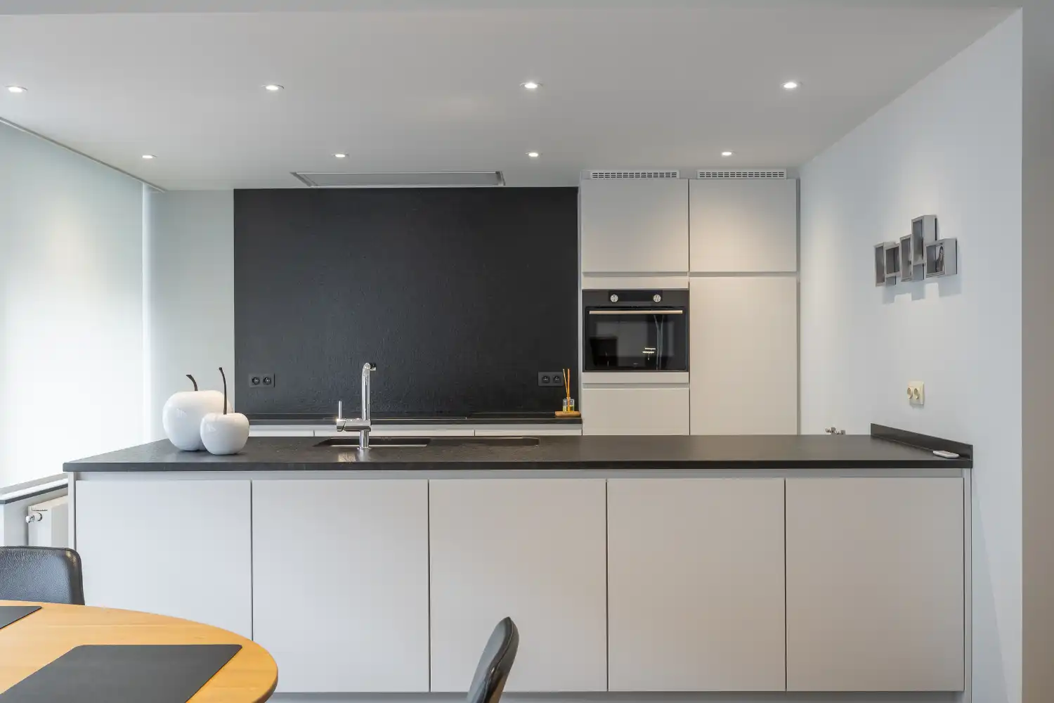 Gerenoveerd 2-slaapkamer appartement met inpandige garage in hartje Oostende foto 8