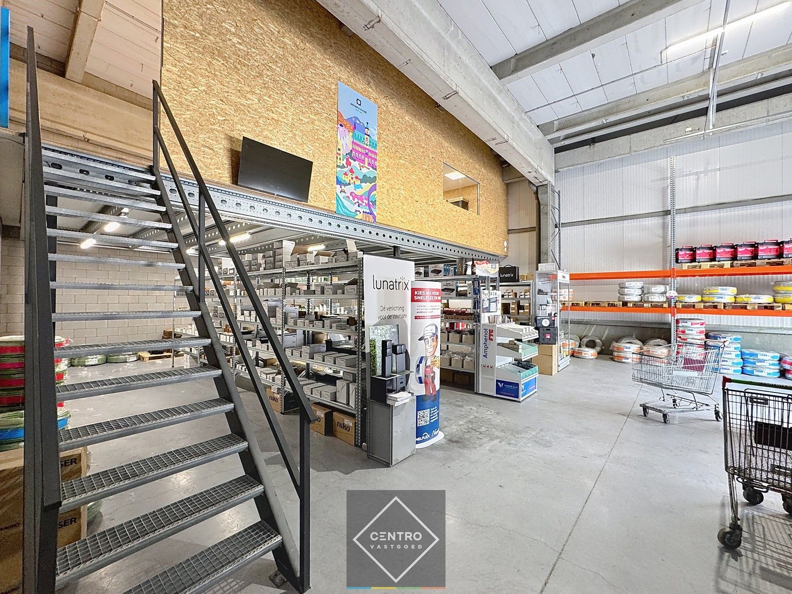 Instapklaar MAGAZIJN (177m²) met KANTOOR (69m²) op verdieping, toilet en hoge sectionaalpoort (gemakkelijk toegankelijk met grote vrachtwagens). Op industriezone "Herdersbrug" te 8000 Brugge. foto 3