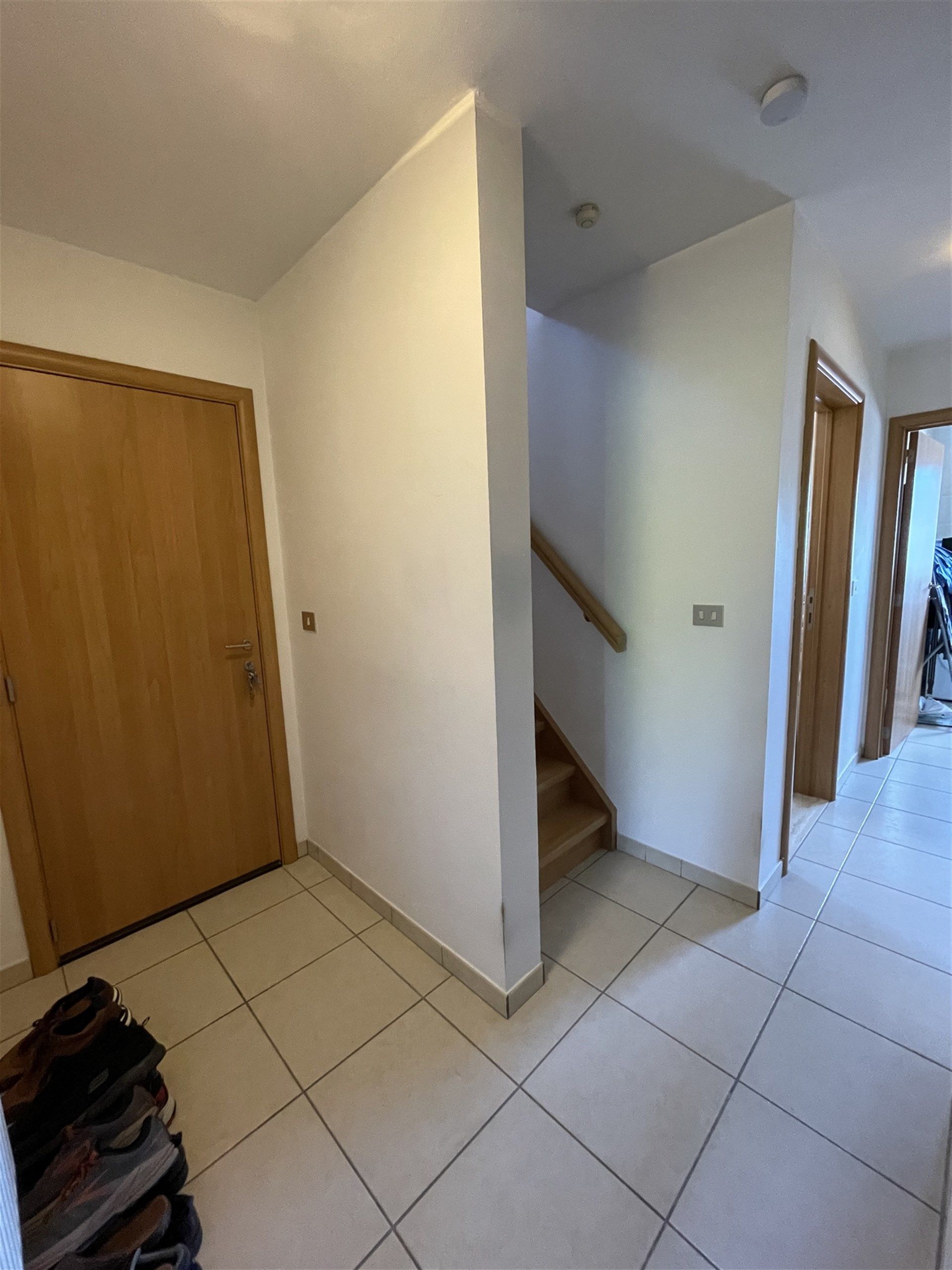 Gunstig gelegen 2 slaapkamer duplex appartement met garage.  foto 2