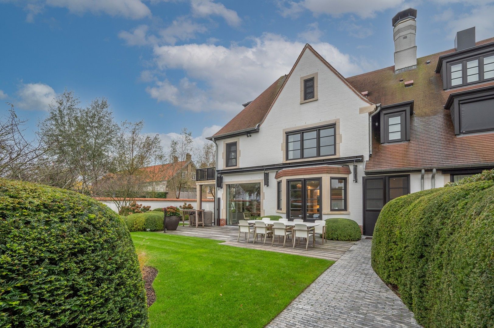 Magnifiek ingerichte villa rustig gelegen in het Zoute, vlakbij de Molen, op enkele passen van de Boslaan. foto {{pictureIndex}}