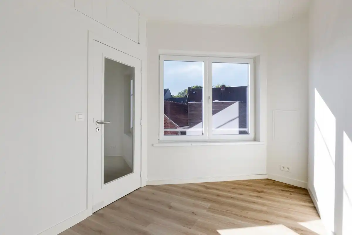 Gerenoveerde woning met 3 slaapkamers! foto 12