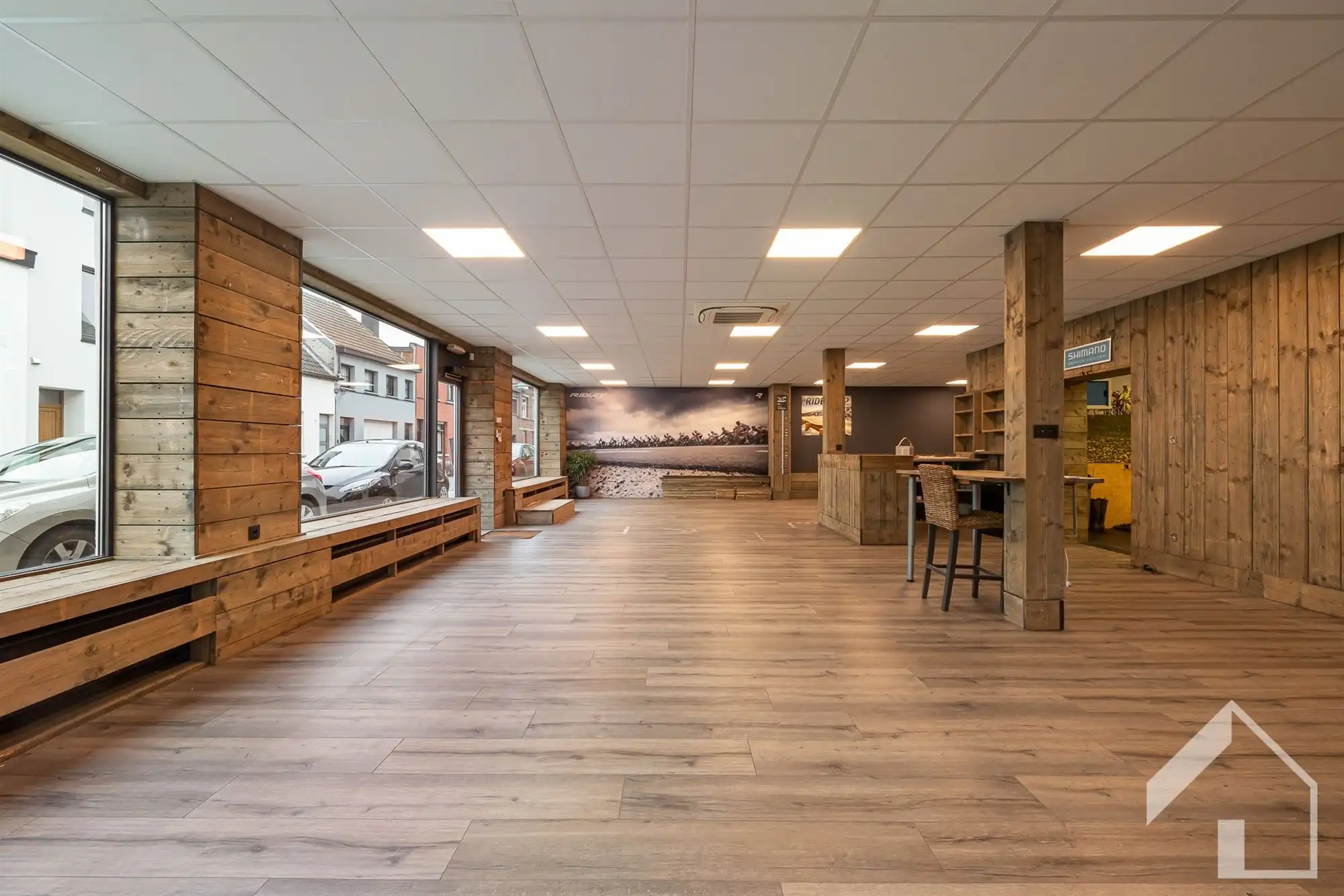 Gelijkvloers handelspand (300m2) + groot gerenoveerd appartement van 137m2 foto 2