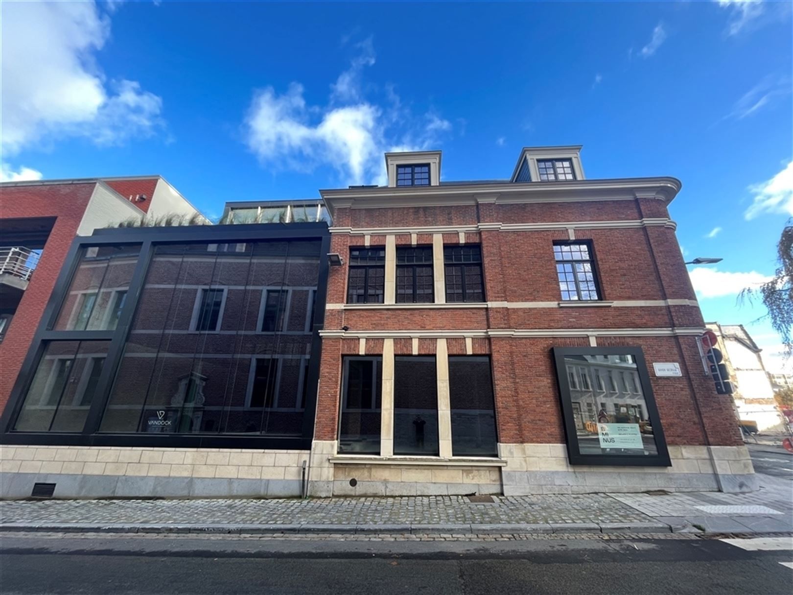 Volledig kantoorgebouw te koop of te huur foto 2