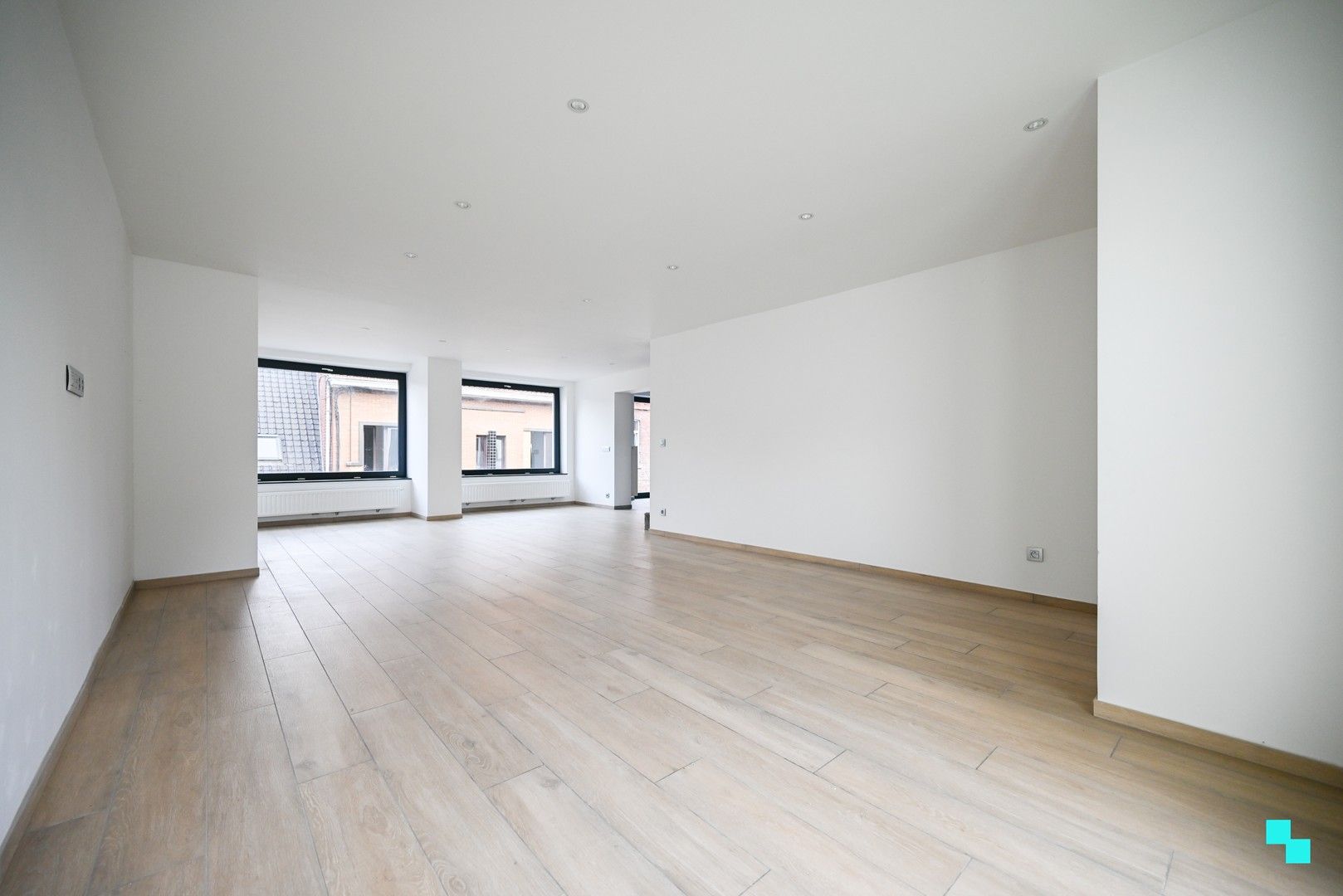 Compleet vernieuwde duplex met 4 slaapkamers en zonneterras in hartje Wevelgem foto 5