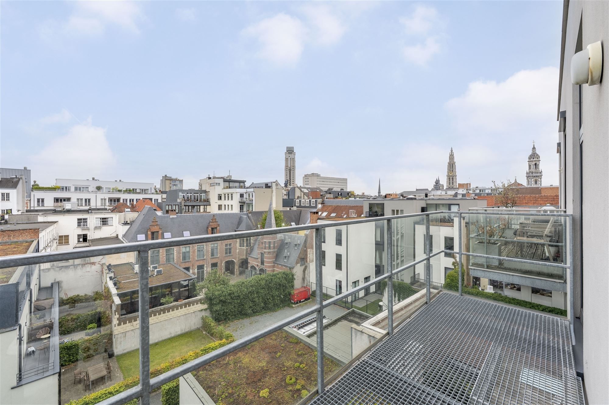 Karaktervol 2 slk appartement met terras foto 8