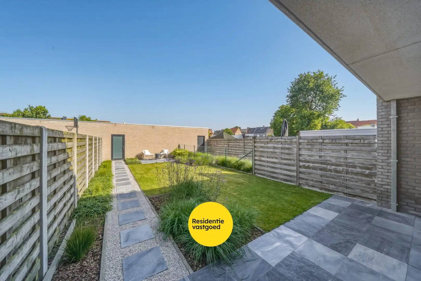 Instapklare recente woning met zeer ruime garage en tuin in Oudenburg foto 2