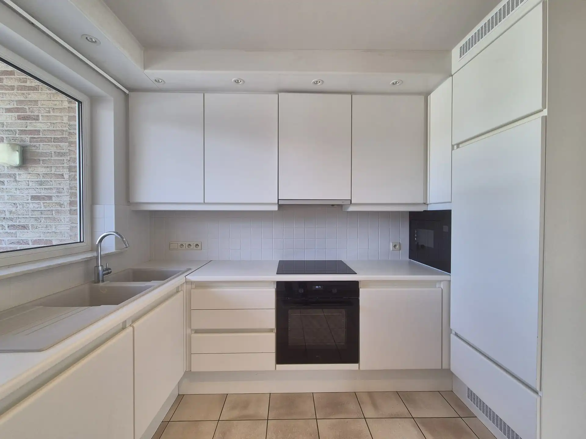 Ruim appartement met 2 slaapkamers, groot terras en garage foto 11