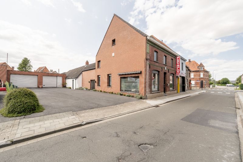 Hoofdfoto van de publicatie: Woning met brede oprit en dubbele garage