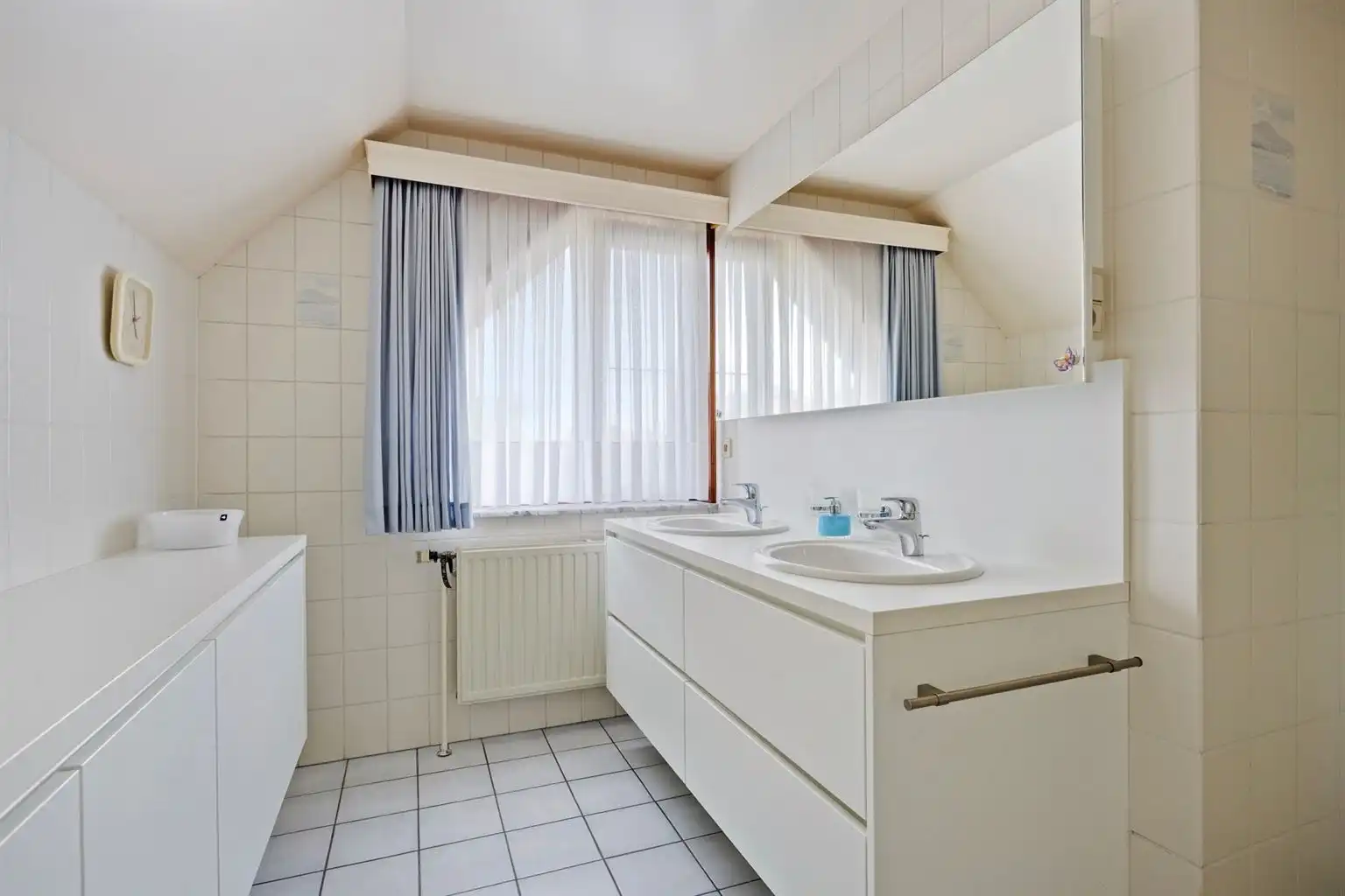 Toffe, vrijstaande split-level woning met 4 slaapkamers, inpandige garage, prachtig aangelegde tuin en zonnepanelen, rustig gelegen in het landelijke Ophoven.  foto 15