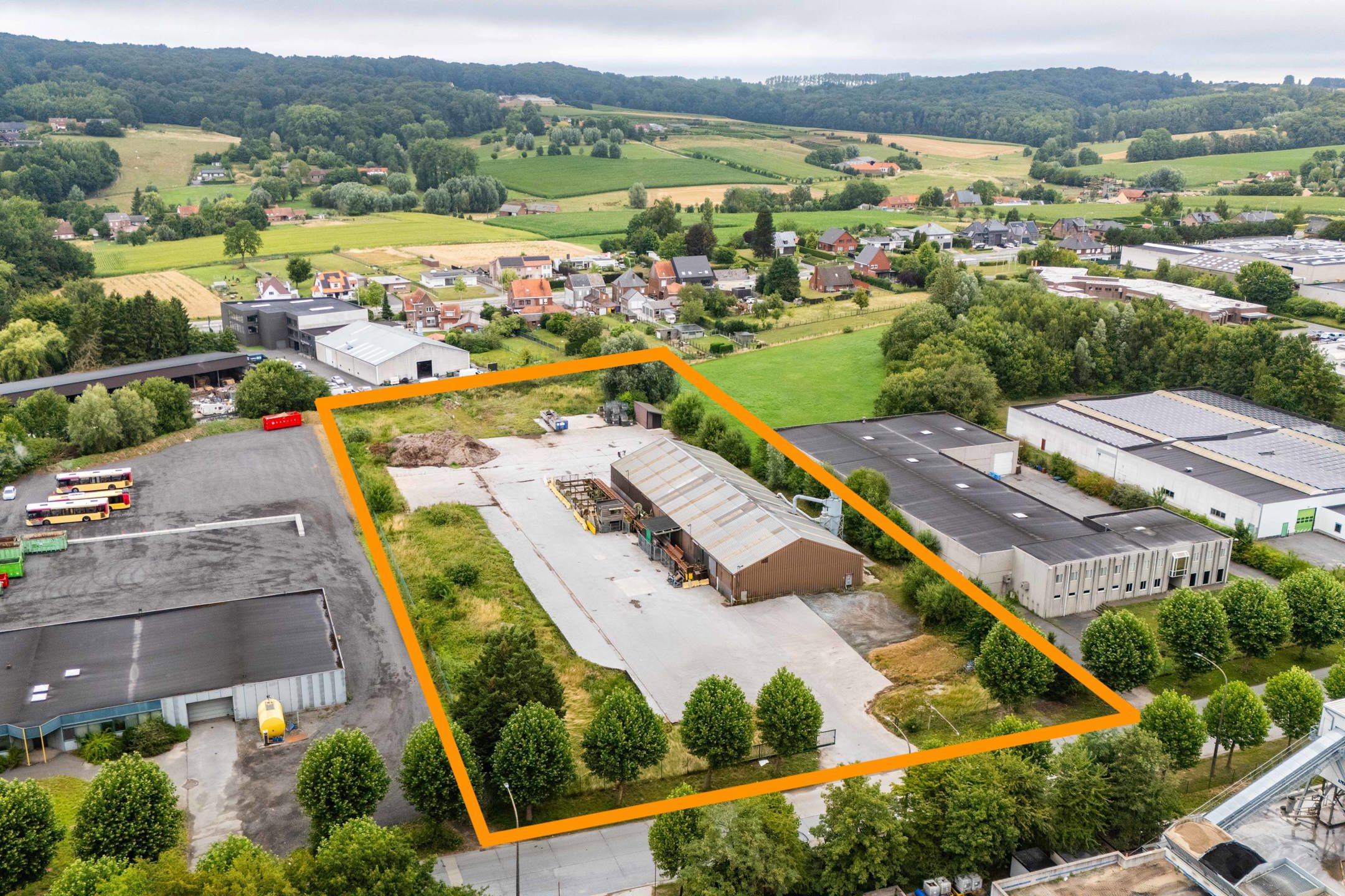 Industriegebouw met ruime industriegrond te koop in Ronse foto {{pictureIndex}}