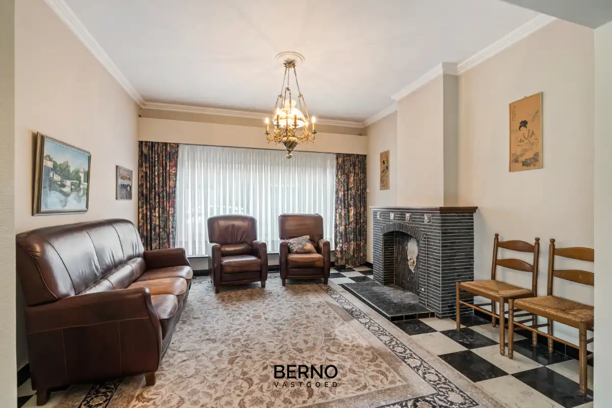 Ruime gezinswoning met 4 slaapkamers en garage. foto 3