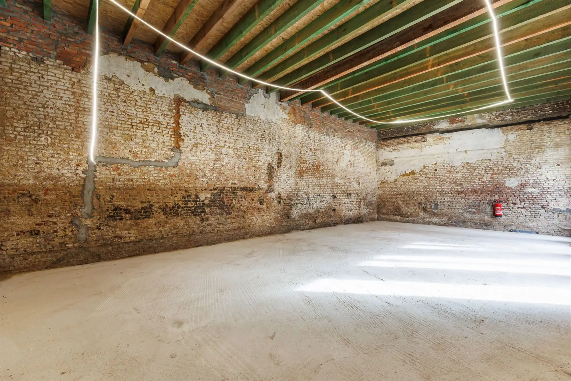 Centraal gelegen casco ruimte met privatieve tuin.  foto 4