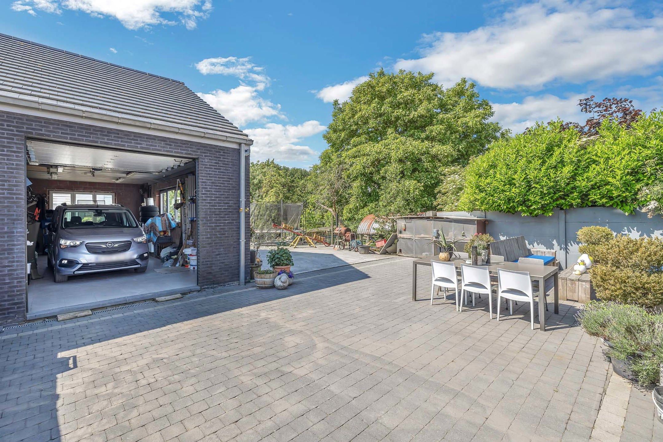 Instapklare woning met ruime garage en tuin foto 23