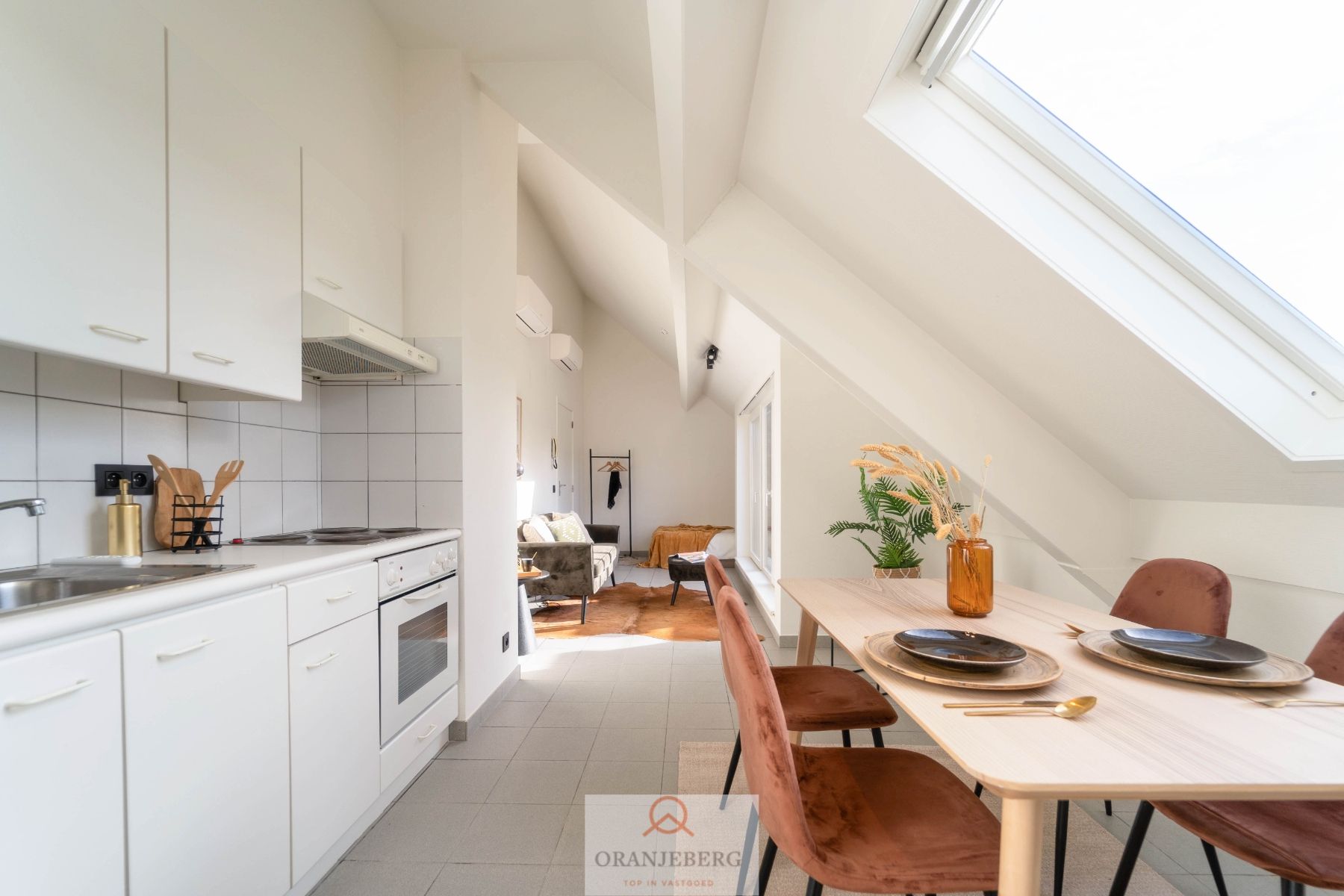 Lichtrijke studio met terras Sint-Amandsberg! foto {{pictureIndex}}