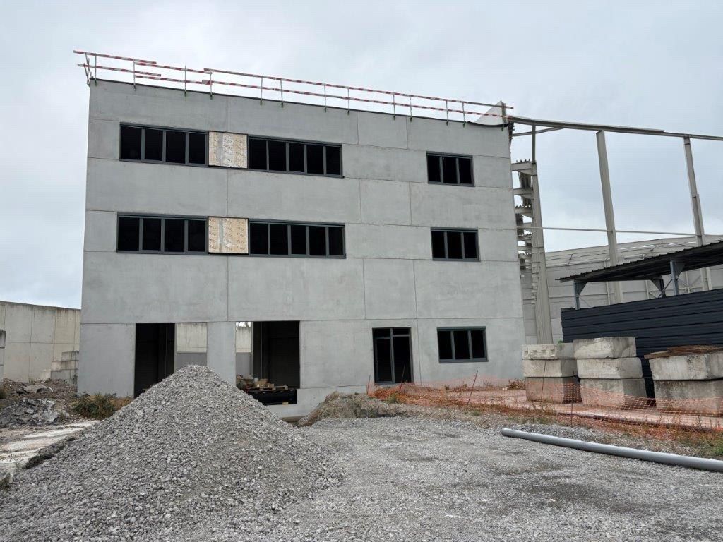 Logistieke bedrijfshal - 4069 m² - met mogelijkheid tot 1200 m² kantoren. Superligging! foto 4