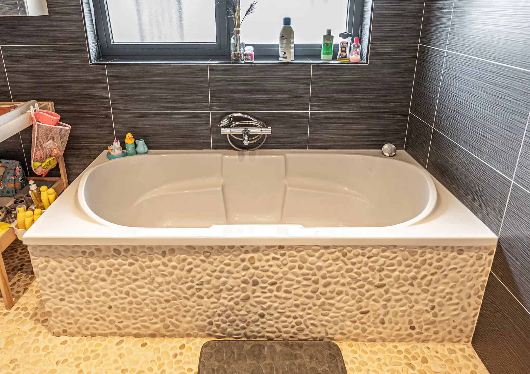 Moderne gezinswoning met inpandige garage en grote tuin. foto 15