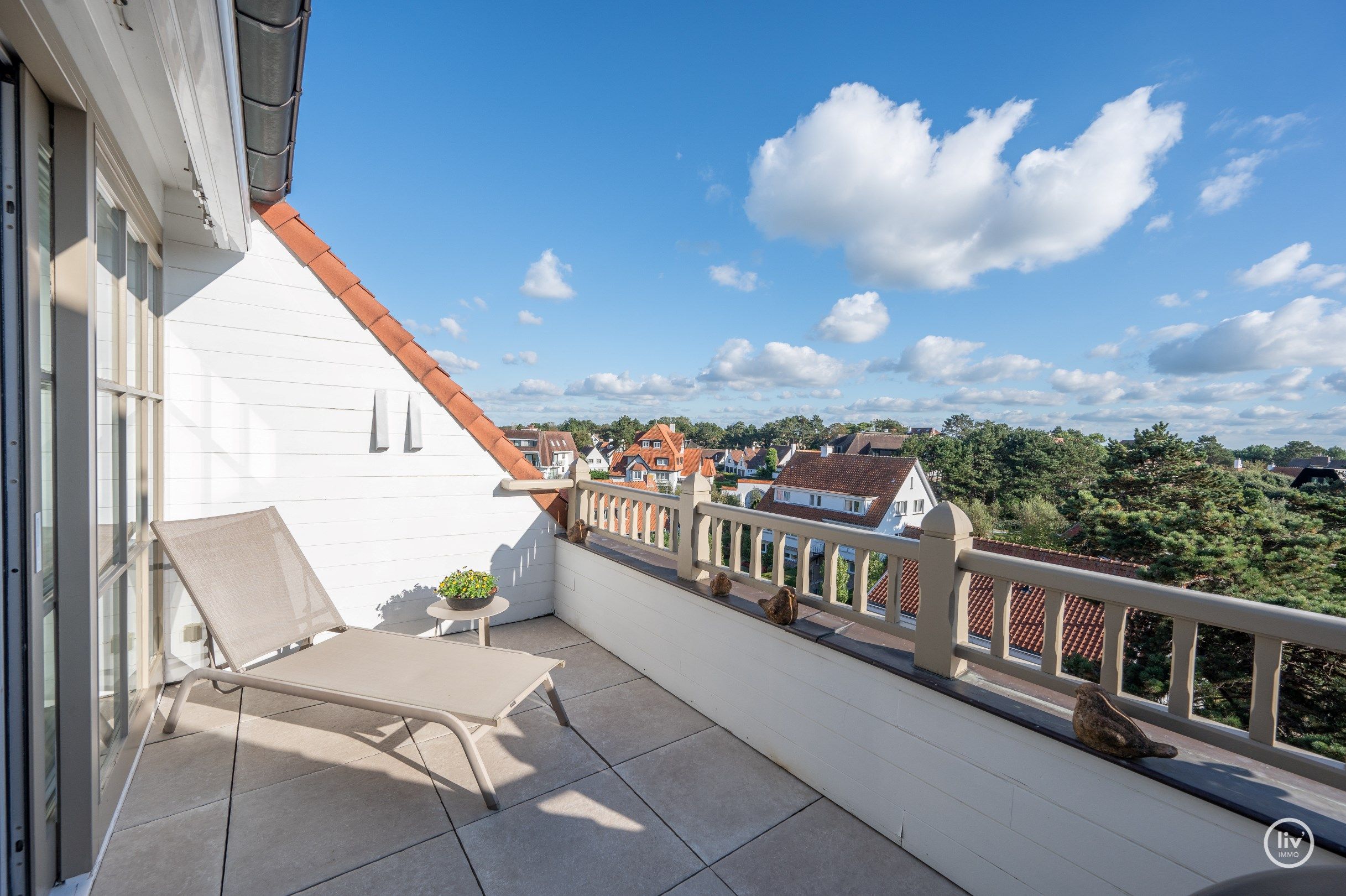  Uitzonderlijk dakappartement met een schitterend zonneterras en een prachtig open zicht over de villa's van het Zoute, gelegen tussen het centrum van Knokke. foto 7