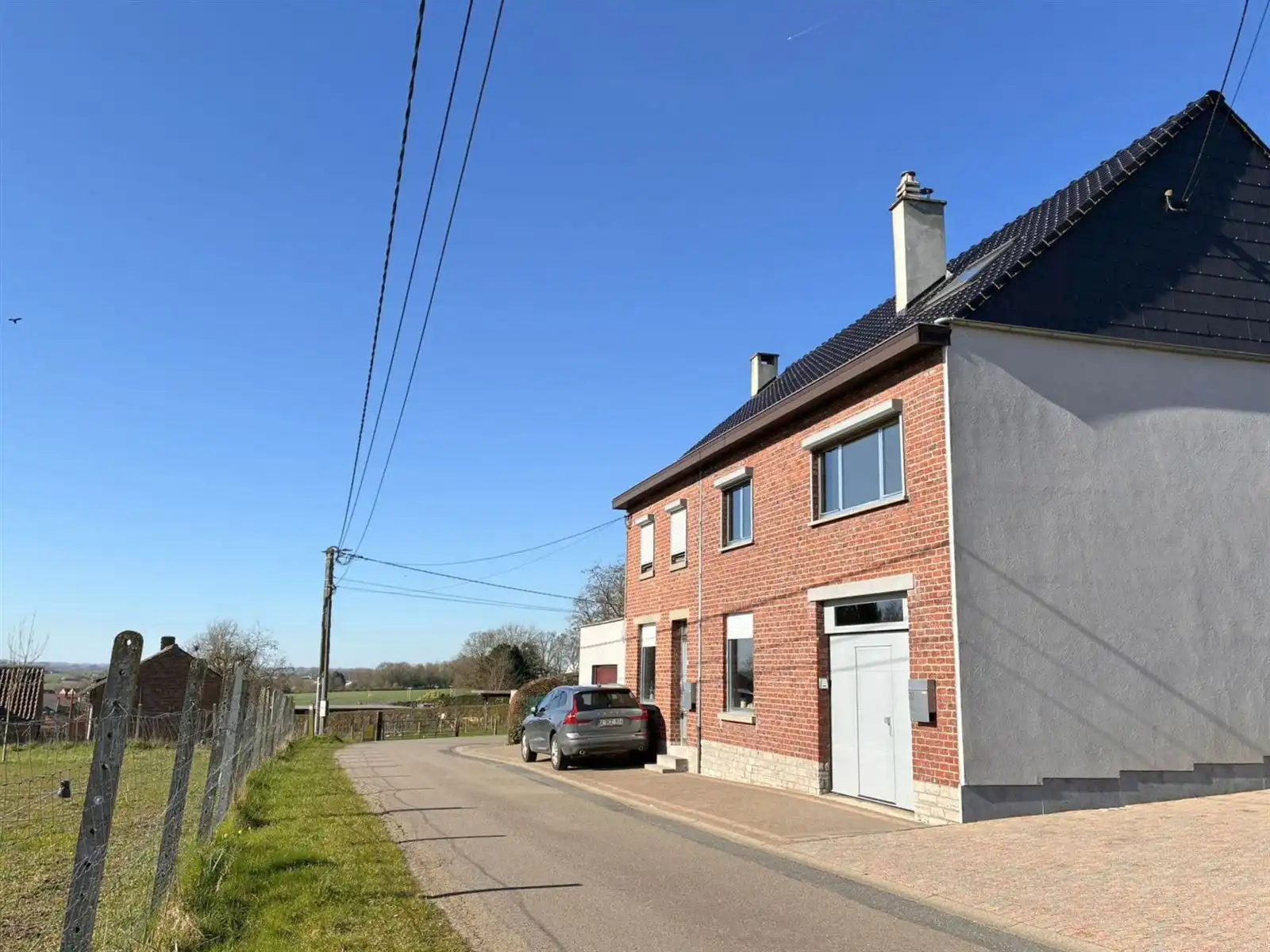 Lichtrijk huis met garage en koer foto {{pictureIndex}}