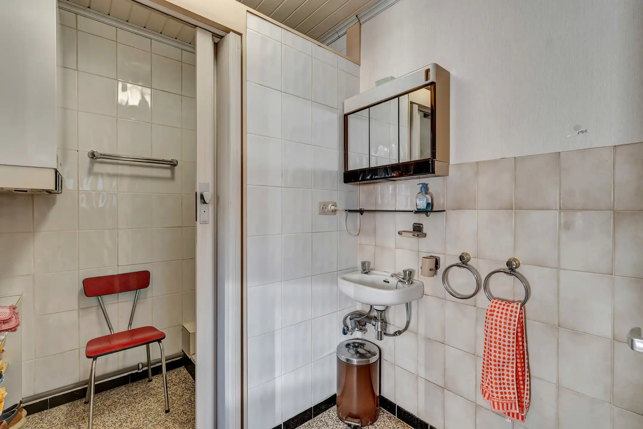 Te renoveren halfopen woning met losstaande garage en grote tuin  foto 9