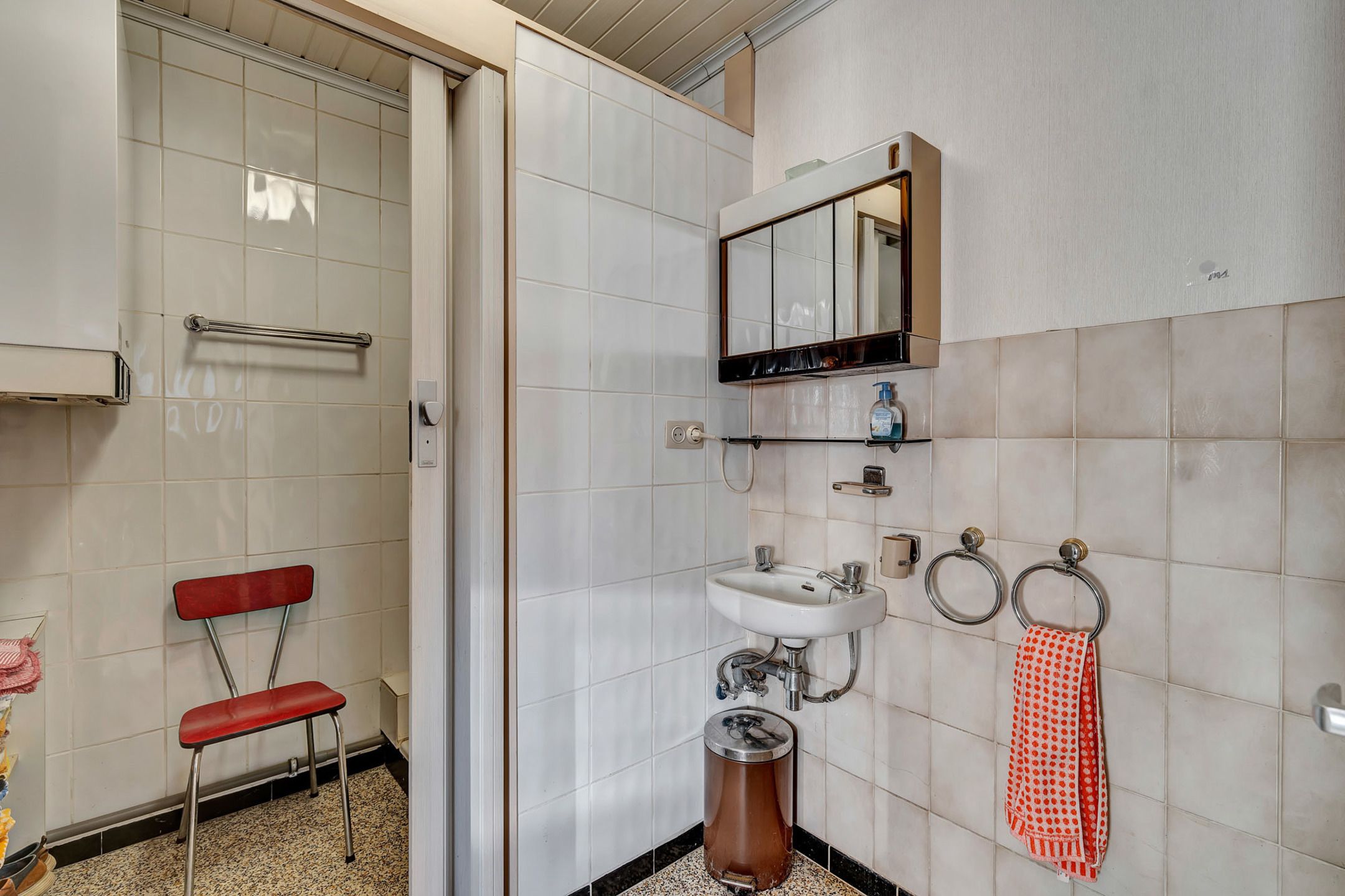 Te renoveren halfopen woning met losstaande garage en grote tuin  foto 9