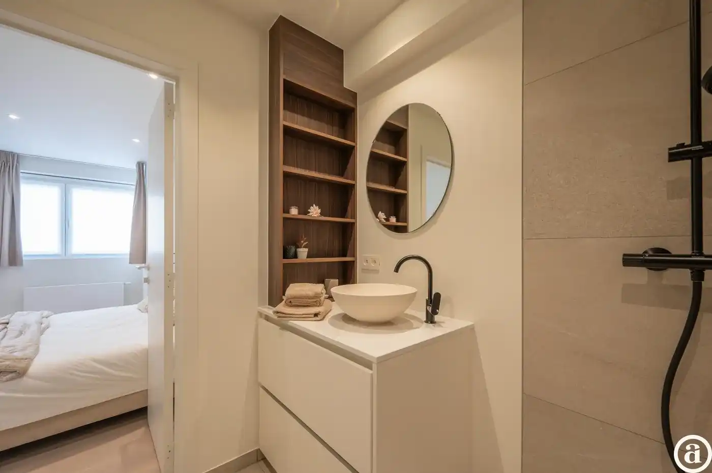 Lichtrijk hoekappartement met zijdelings zeezicht, centrum   foto 18