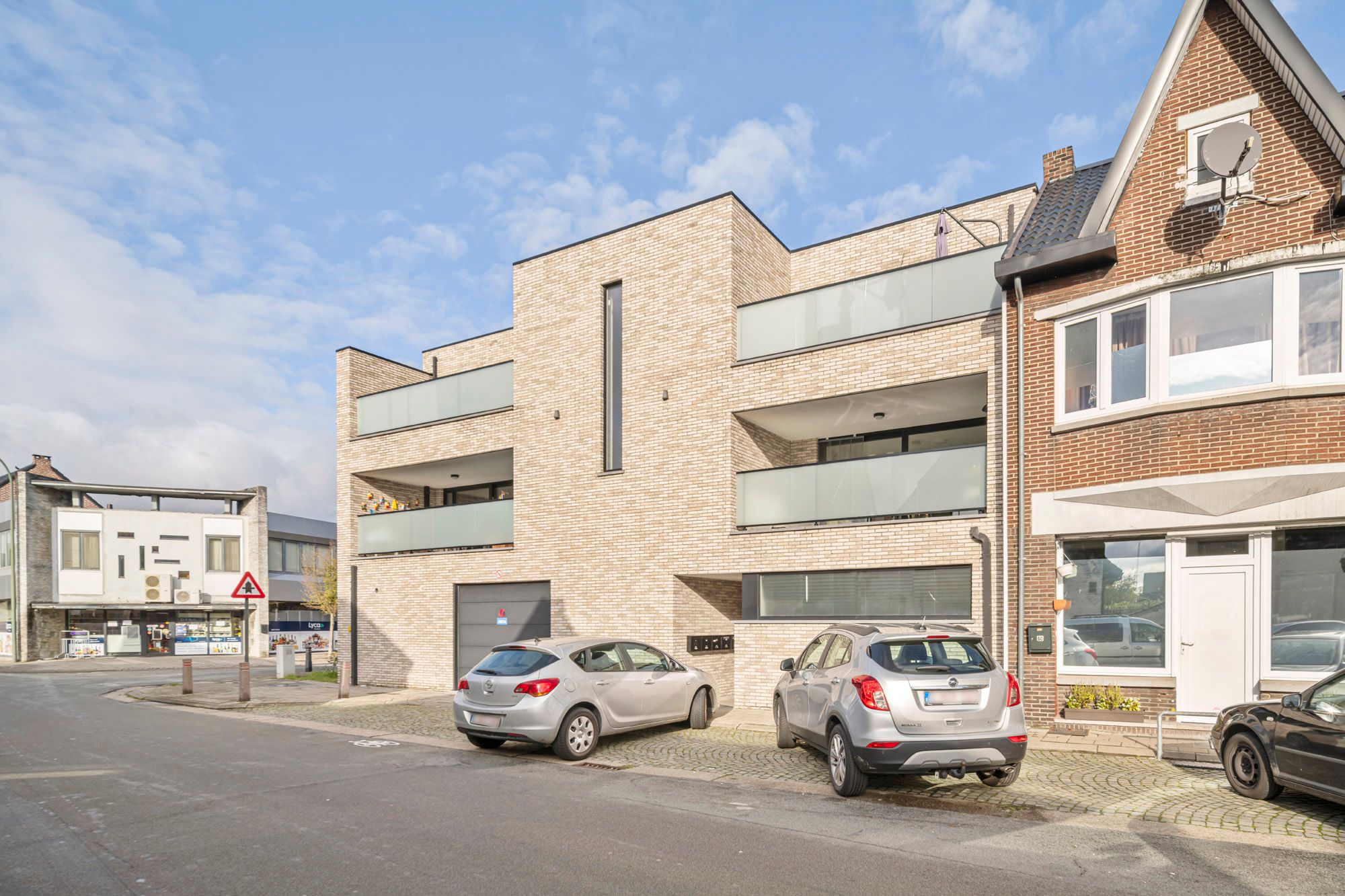 Ideale investering: recent appartement met ruim terras en onmiddellijke huuropbrengst te Maasmechelen foto 1