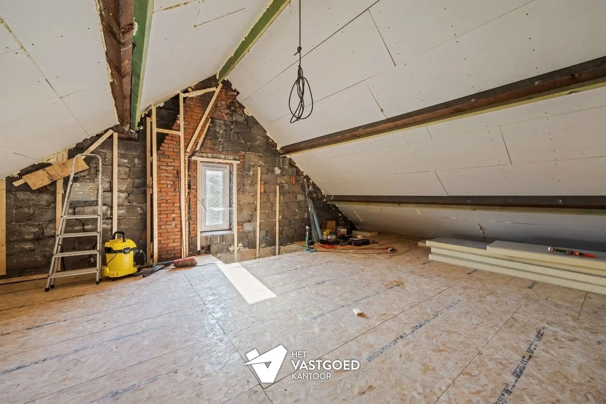 TE RENOVEREN KARAKTERVOLLE WONING MET 3 SLAAPKAMERS TE BERINGEN-MIJN foto 21