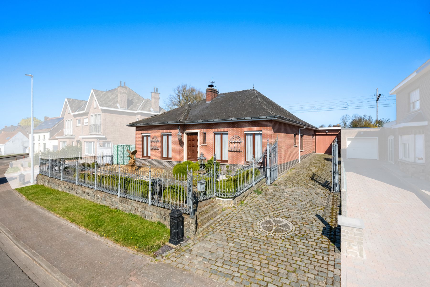 Charmante bungalow met aangelegde tuin en vijver foto {{pictureIndex}}