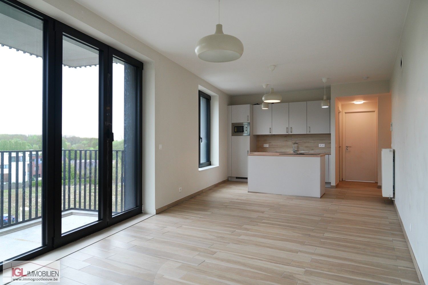 Modern appartement met terras, parkeerplaats en kelder foto {{pictureIndex}}