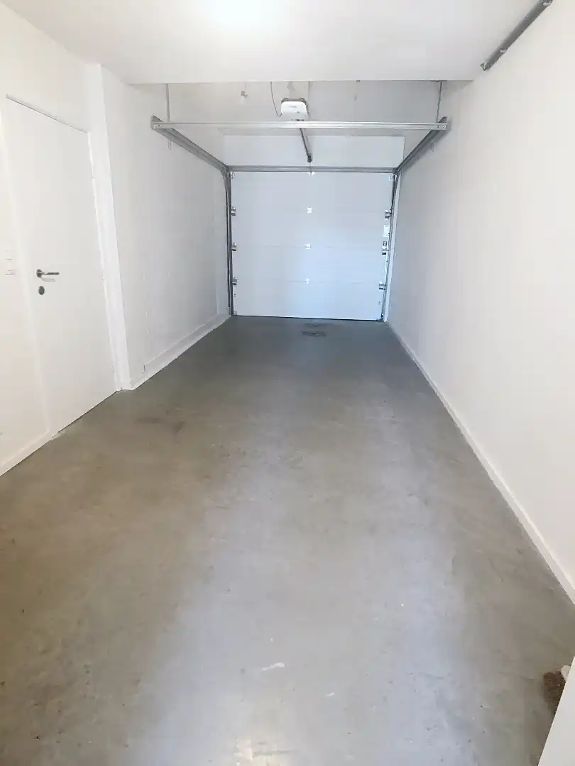 Totaal vernieuwde woning met 4 slaapkamers en inpandige garage foto 8